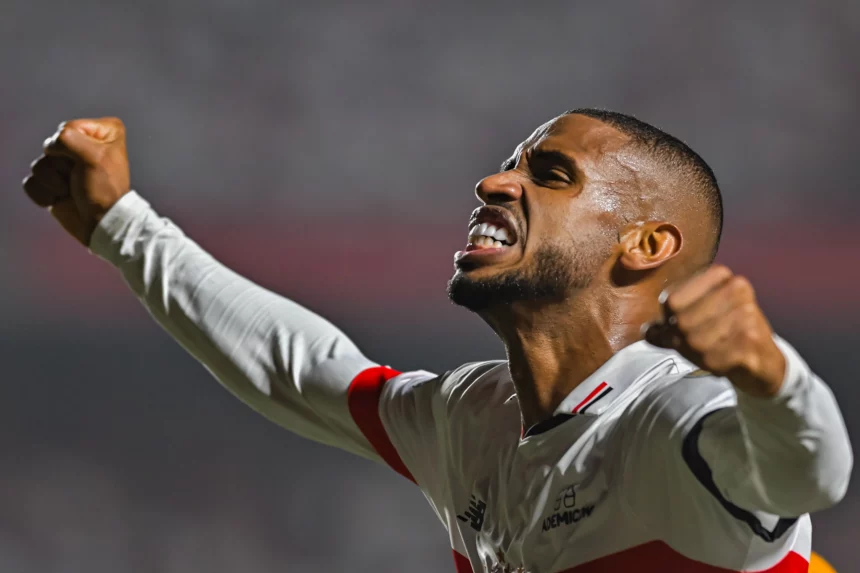 André Silva marca seu primeiro gol pelo São Paulo e comemora: "Momento Especial"