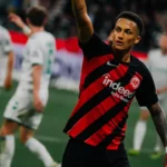 Ex-São Paulo marca gol de empate e é expulso pelo Frankfurt