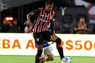 Zagueiro do São Paulo chega a 150 jogos e comemora