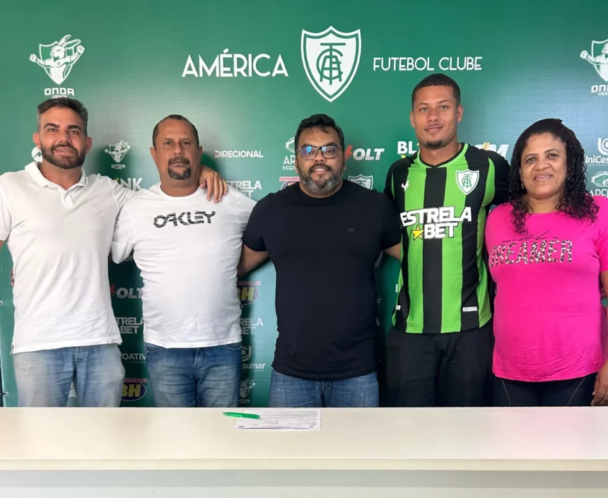 Ex-base do São Paulo assina contrato profissional com o América-MG