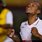 Emocionado, Luís Fabiano revela: "Eu vivi uma luta pra voltar a jogar no São Paulo"