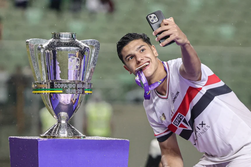 CONVITE INUSITADO! lateral do São Paulo entra no radar de seleção da Copa e bastidores vêm à tona